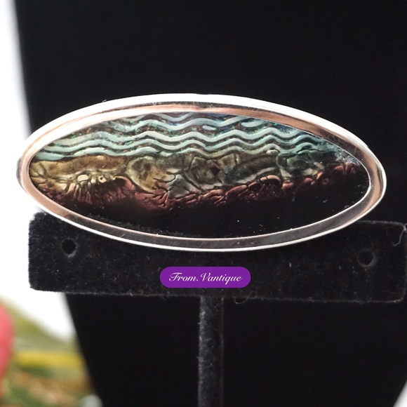 🟢 VINTAGE Oval Silver Frame Shells / Conchs Surface Brooch / Scarf Pin 🧷 - Picture 1 of 5